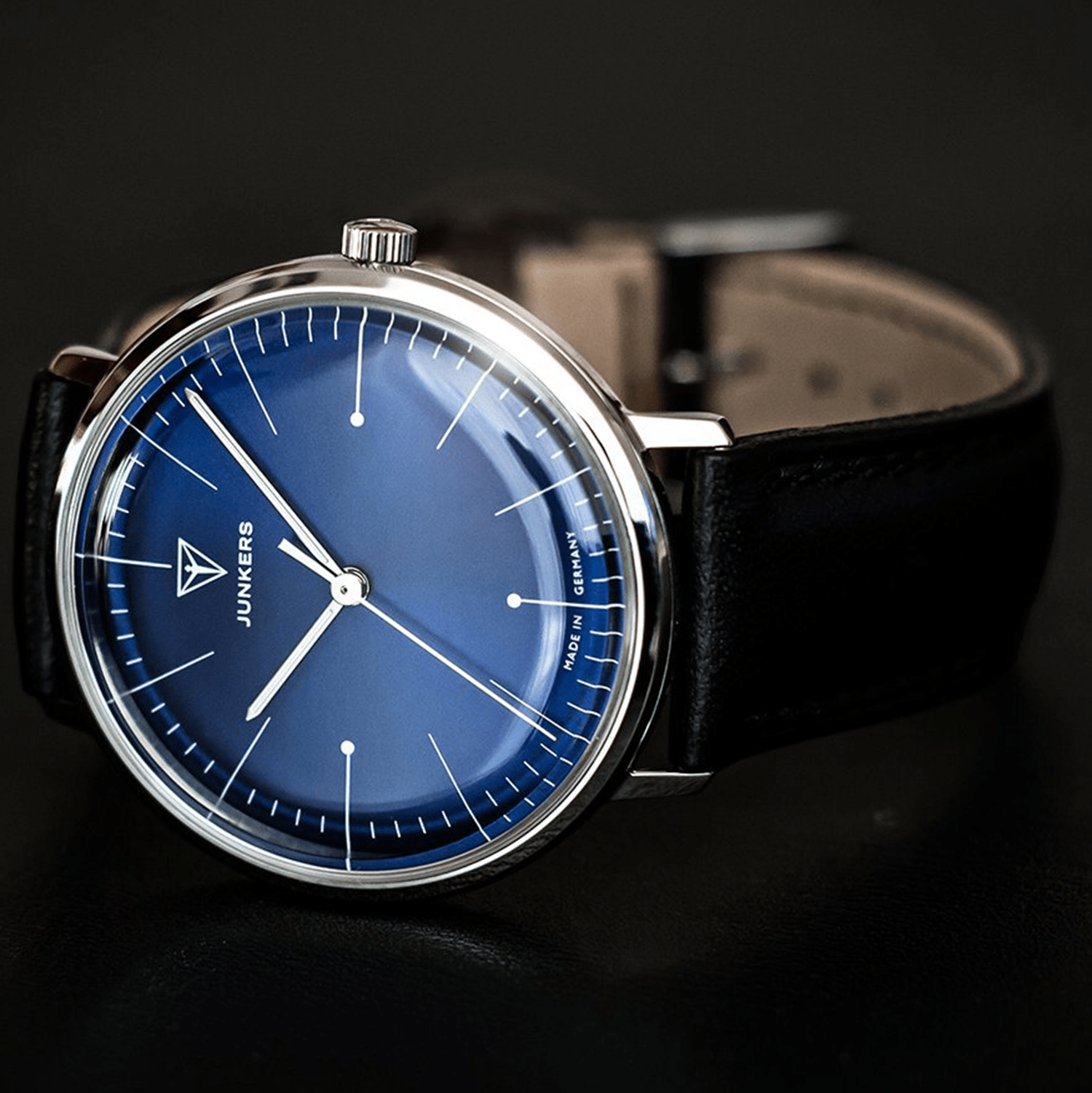 Junkers Bauhaus Watch 9.06.01.01. Discover how the Bauhaus